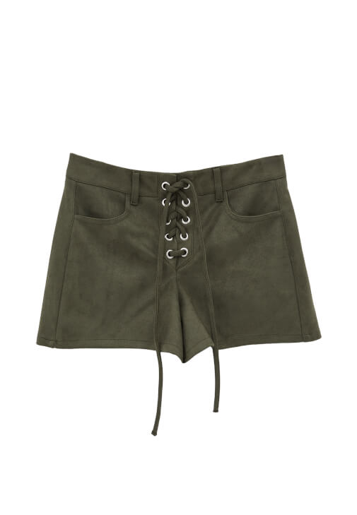 Süet Şort ve Düğmeli Bluz Kombini