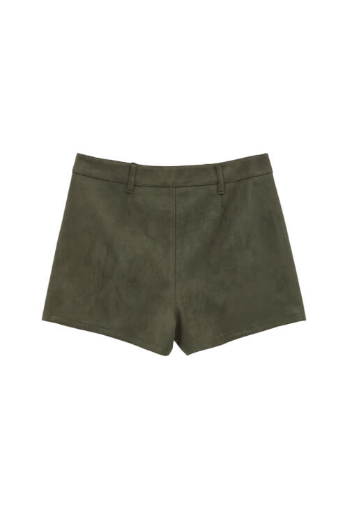 Süet Şort ve Düğmeli Bluz Kombini