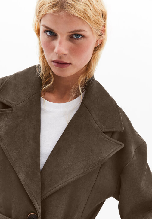 Kemerli Süet Trençkot ve Denim Kombini