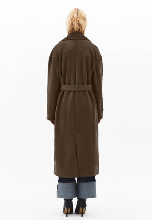 Kemerli Süet Trençkot ve Denim Kombini