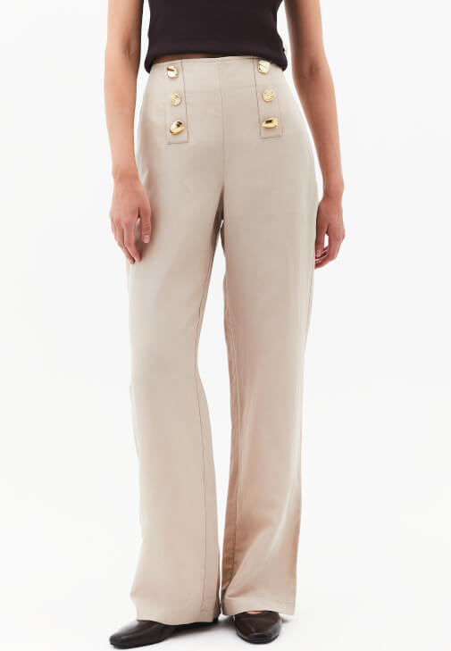 Keten Pantolon ve Düğmeli Atlet Kombini