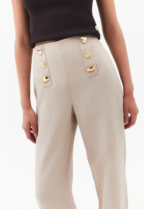 Keten Pantolon ve Düğmeli Atlet Kombini