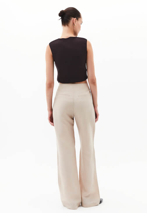 Keten Pantolon ve Düğmeli Atlet Kombini