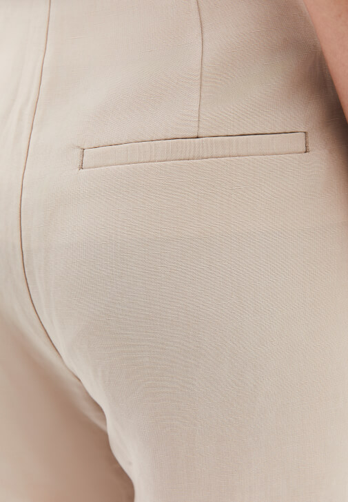 Keten Pantolon ve Düğmeli Atlet Kombini