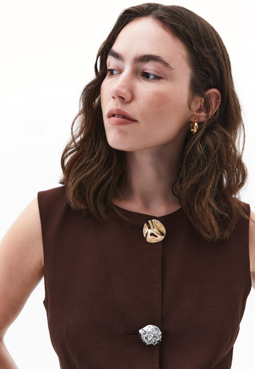 Düğmeli Yelek ve Keten Pantolon Kombini