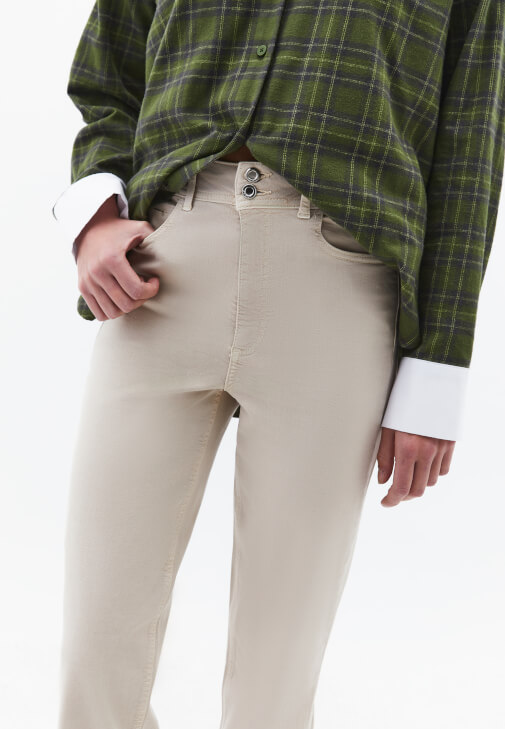 Bootcut Pantolon ve Pamuklu Gömlek Kombini