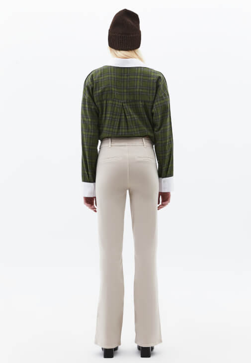 Bootcut Pantolon ve Pamuklu Gömlek Kombini