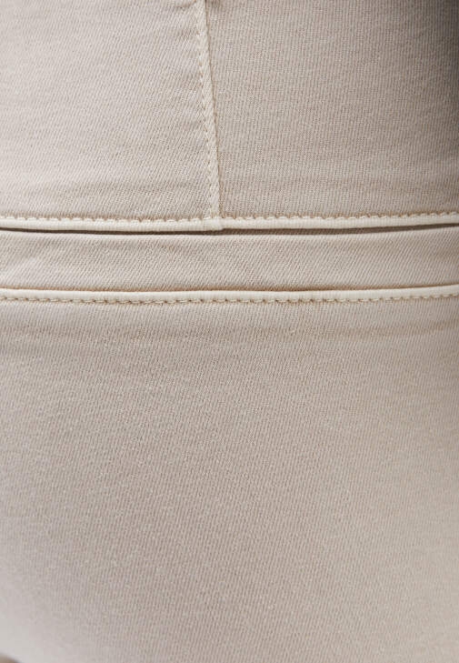 Bootcut Pantolon ve Pamuklu Gömlek Kombini