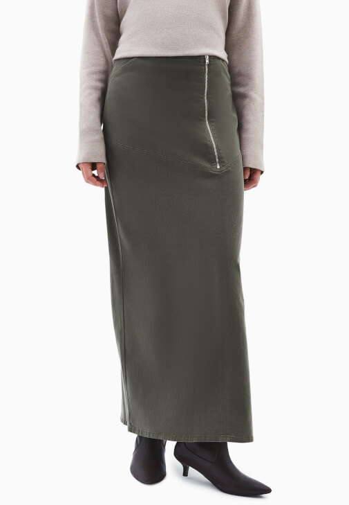 Yırtmaçlı Etek ve Polo Yaka Kazak Kombini