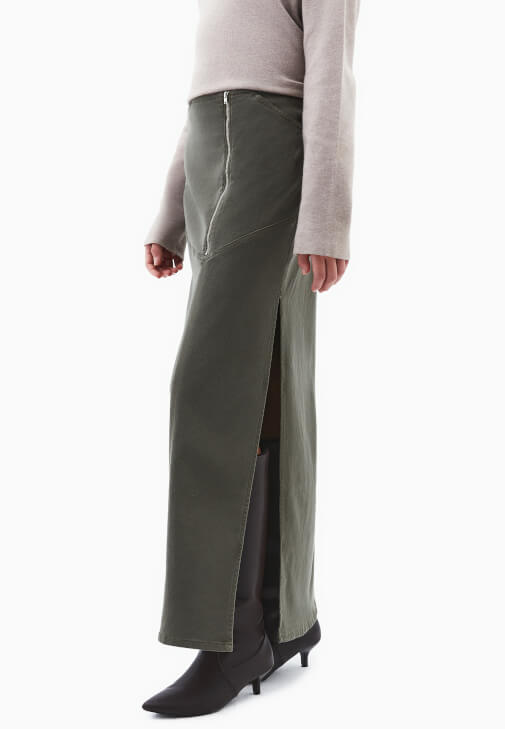 Yırtmaçlı Etek ve Polo Yaka Kazak Kombini