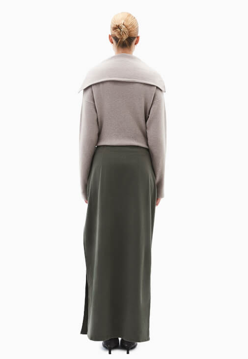 Yırtmaçlı Etek ve Polo Yaka Kazak Kombini