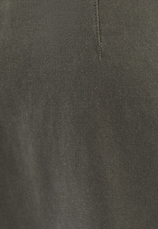 Yırtmaçlı Etek ve Polo Yaka Kazak Kombini