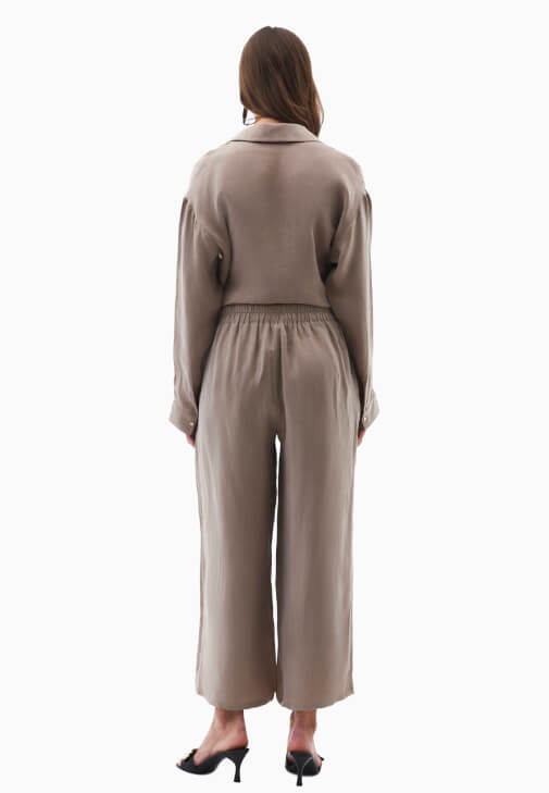 Straight-Fit Pantolon ve Loose-Fit Gömlek Kombini