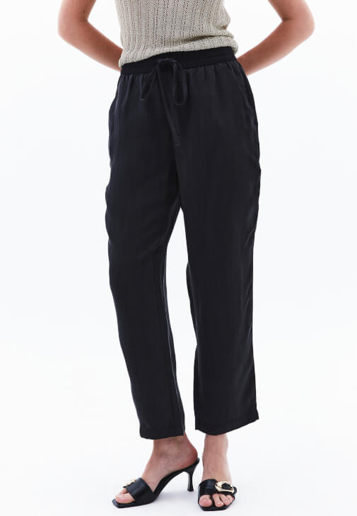 Straight-Fit Pantolon ve Ajurlu Atlet Kombini