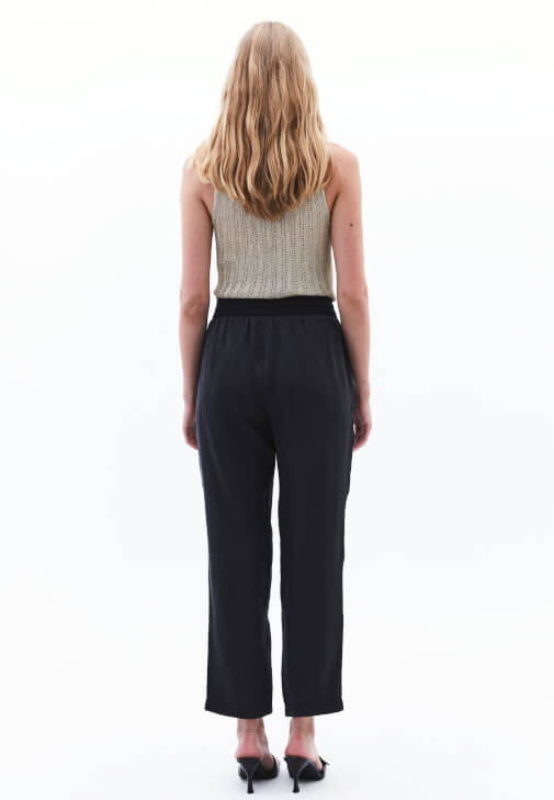 Straight-Fit Pantolon ve Ajurlu Atlet Kombini