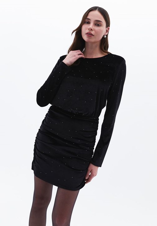 Büzgülü Kadife Elbise ve Ayakkabı Kombini