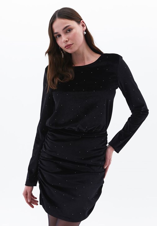 Büzgülü Kadife Elbise ve Ayakkabı Kombini