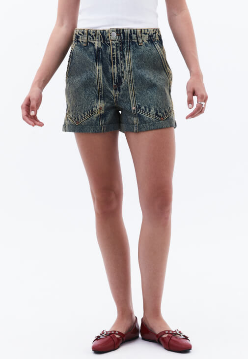 Denim Şort ve Kare Yaka Atlet Kombini