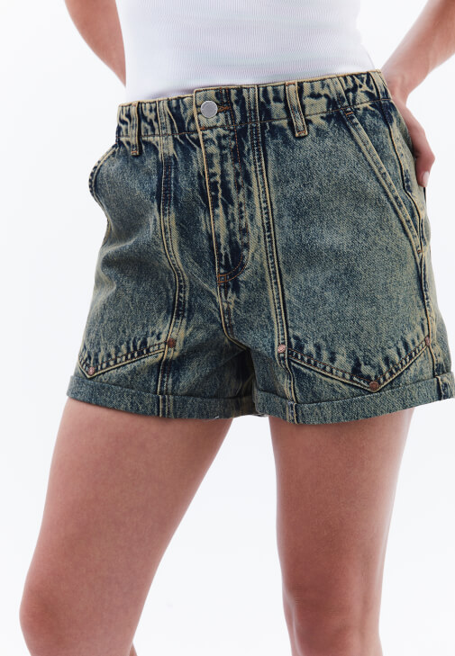 Denim Şort ve Kare Yaka Atlet Kombini