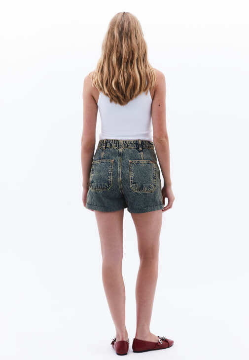 Denim Şort ve Kare Yaka Atlet Kombini