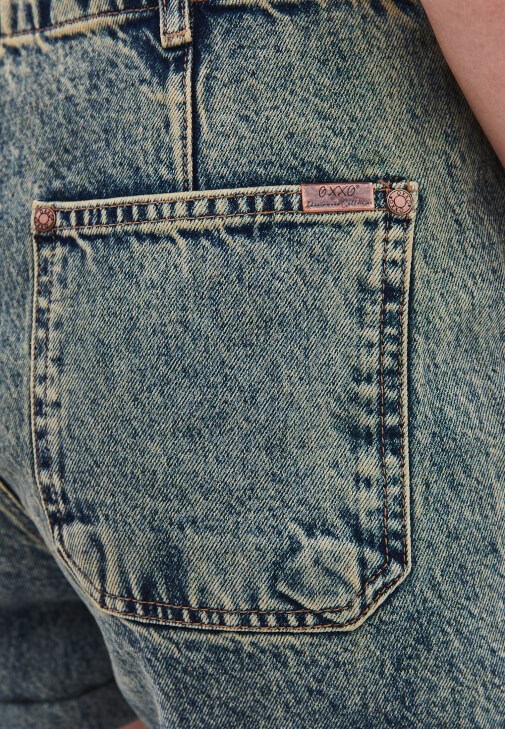 Denim Şort ve Kare Yaka Atlet Kombini