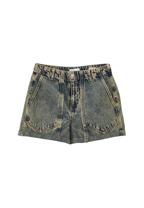 Denim Şort ve Kare Yaka Atlet Kombini