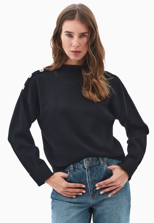 Siyah Düğme Detaylı Kazak