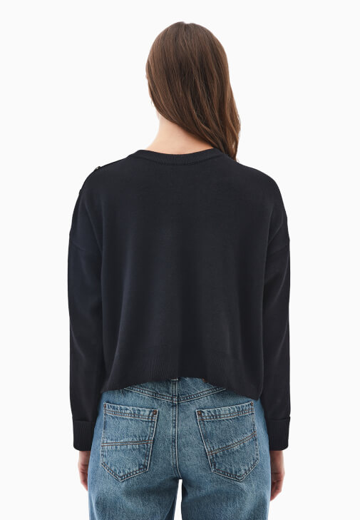 Düğmeli Kazak ve Wide-Leg Denim Kombini