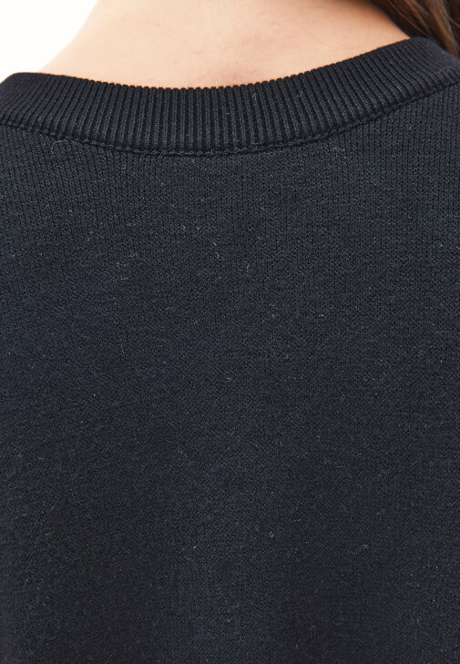 Düğmeli Kazak ve Wide-Leg Denim Kombini