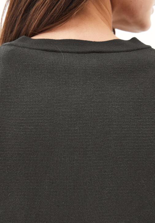 Düğmeli Hırka ve Volanlı Elbise Kombini