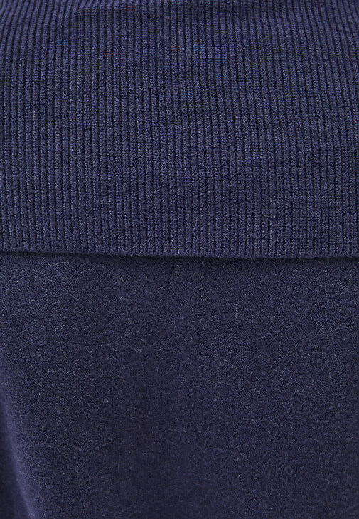 Jakarlı Kazak ve Bol Paça Pantolon Kombini