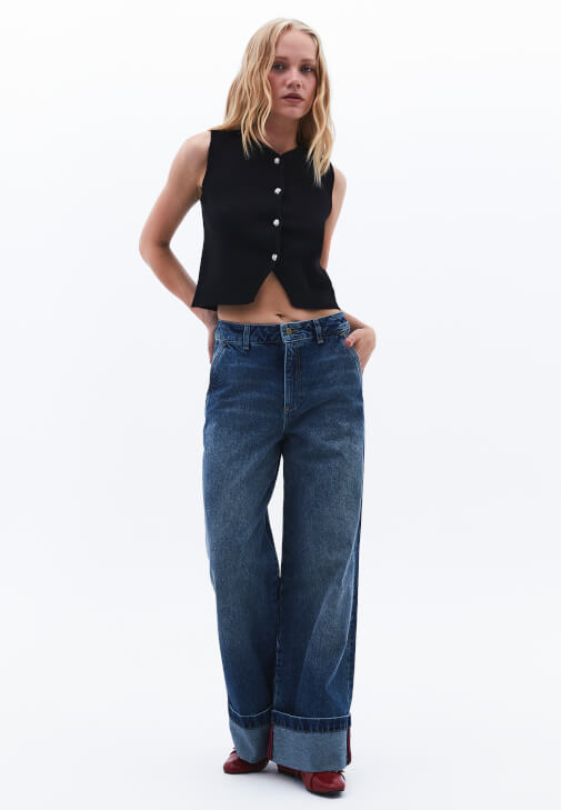 Düğmeli Yelek ve Denim Pantolon Kombini