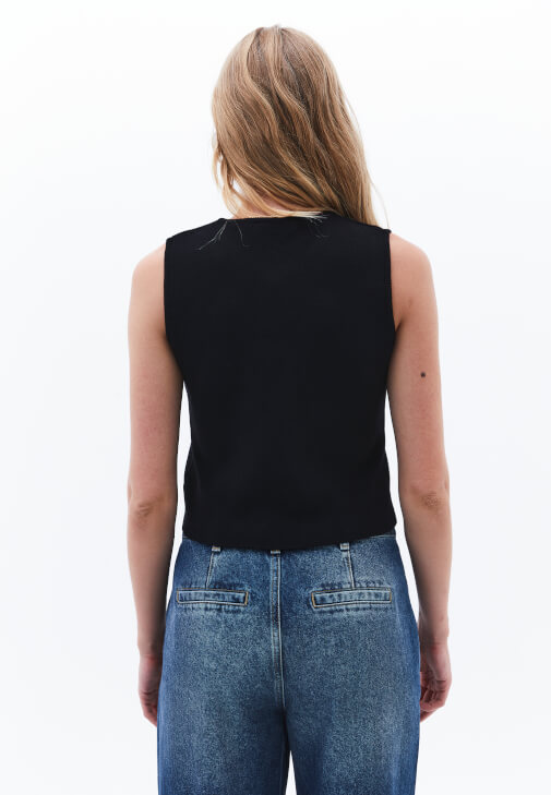 Düğmeli Yelek ve Denim Pantolon Kombini