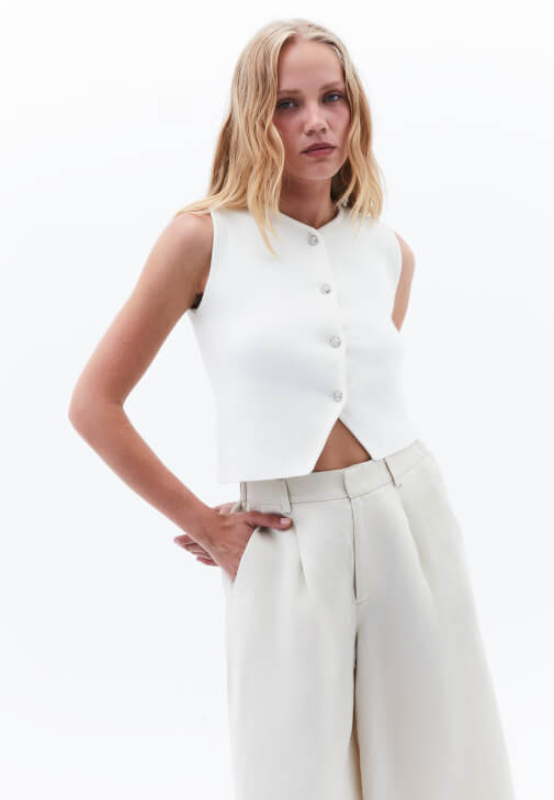 Krem Düğme Detaylı Yelek