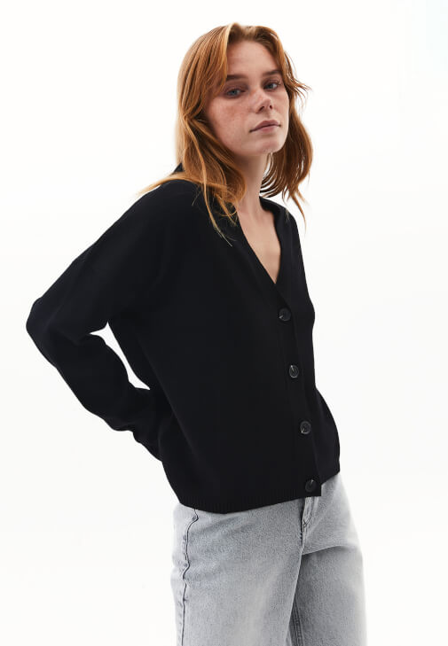 Triko Düğmeli Hırka ve Denim Pantolon Kombini