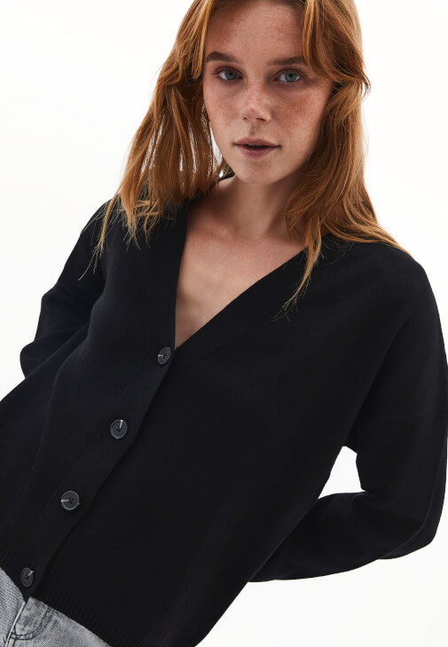 Triko Düğmeli Hırka ve Denim Pantolon Kombini