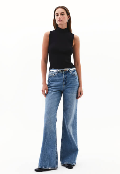 Yüksek Yaka Atlet ve Denim Pantolon Kombini