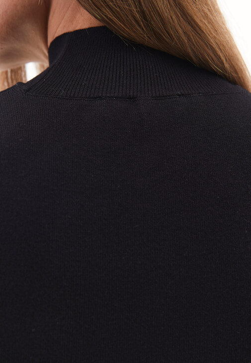 Yüksek Yaka Atlet ve Denim Pantolon Kombini