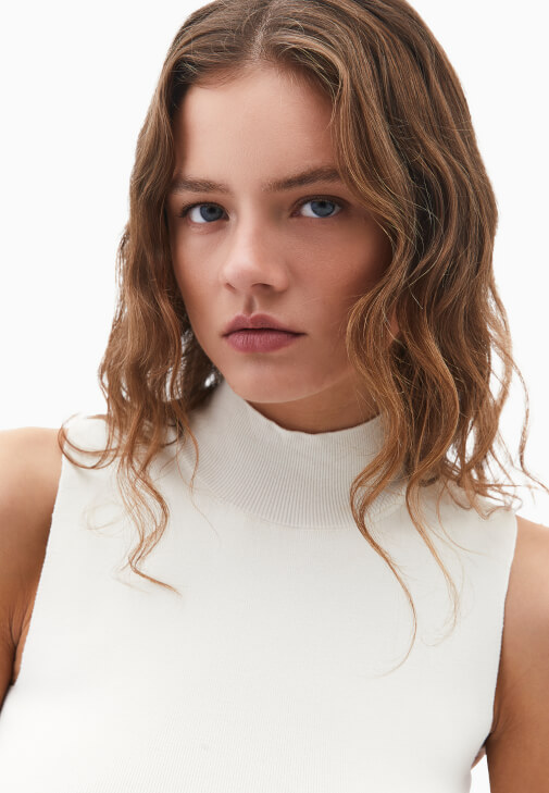 Yüksek Yaka Atlet ve Yüksek Bel Pantolon Kombini