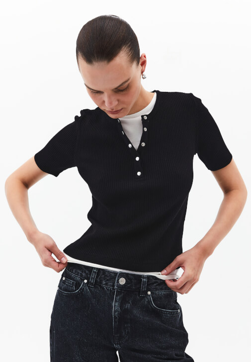 Triko Tişört ve Boru Paça Pantolon Kombini