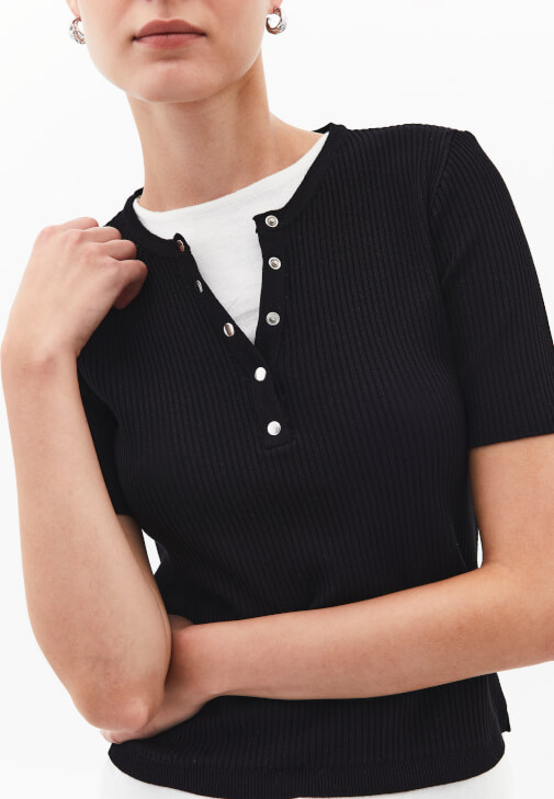 Triko Tişört ve Boru Paça Pantolon Kombini