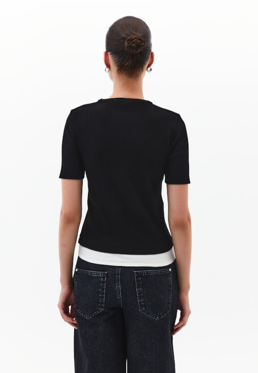 Triko Tişört ve Boru Paça Pantolon Kombini