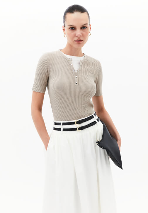 Triko Tişört ve Kemerli Etek Kombini