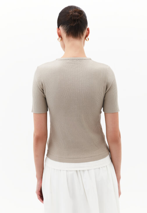 Triko Tişört ve Kemerli Etek Kombini