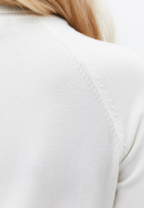 Balıkçı Yaka Kazak ve Kadife Pantolon Kombini