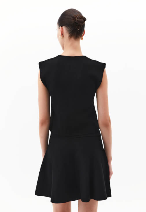 Triko Yelek ve Mini Etek Kombini