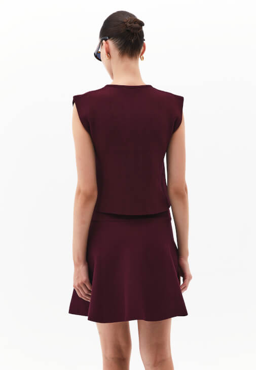 V Yaka Yelek ve Mini Etek Kombini