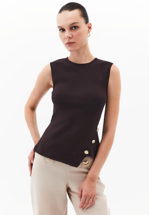 Düğmeli Atlet ve Keten Pantolon Kombini