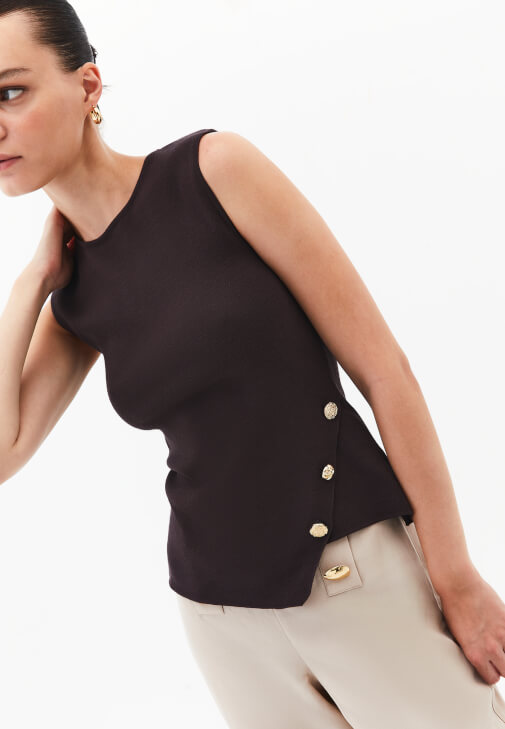 Düğmeli Atlet ve Keten Pantolon Kombini