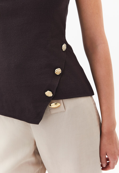 Düğmeli Atlet ve Keten Pantolon Kombini